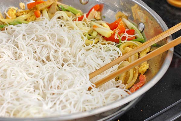What rice noodles eat with