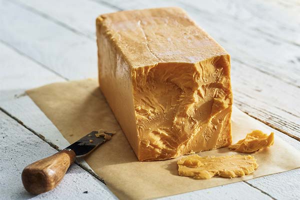 How and with what to eat cheddar